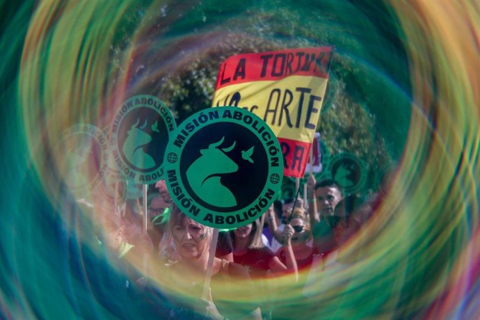 Archivo - Decenas de personas durante la manifestación anual ‘Misión Abolición’ del Partido Animalista Con el Medio Ambiente (PACMA), frente a la plaza de toros de Las Ventas, a 21 de septiembre de 2024, en Madrid (España). 