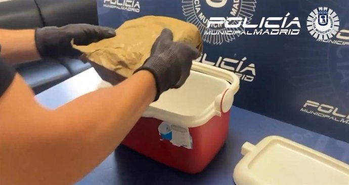 Un detenido por llevar un kilo de cocaína en una neverita de playa en el distrito de Latina