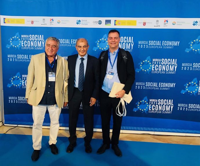 Juan Antonio Pedreño, presidente de Social Economy Europe, en el centro de la imagen con motivo de la I Cumbre Europea de la Economía Social, junto a José Luis Monzón, director de Ciriec; y José Juan Cabezuelo, director de Comunicación de Ciriec