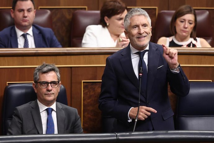 El ministro de Interior, Fernando Grande-Marlaksa, interviene durante una sesión de control al Gobierno en el Congreso de los Diputados, a 17 de septiembre de 2025, en Madrid (España). 