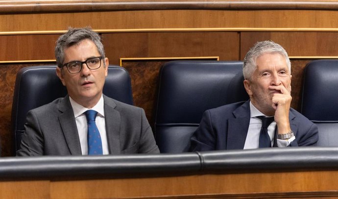 El ministro de la Presidencia, Relaciones con las Cortes y Justicia, Félix Bolaños (i) y el ministro de Interior, Fernando Grande-Marlaska (d), durante una sesión de control al Gobierno en el Congreso de los Diputados, a 17 de septiembre de 2025, en Madri