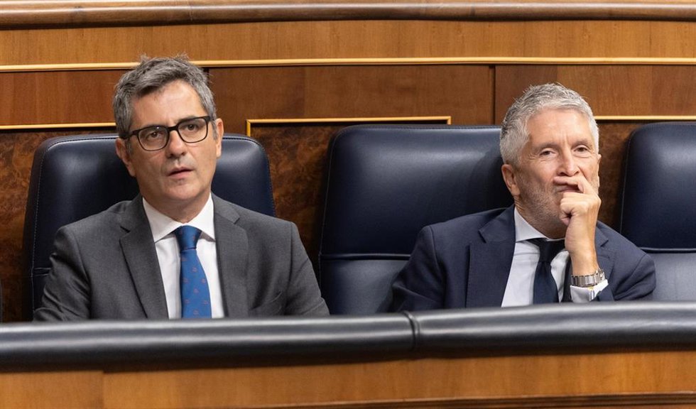 El ministro de la Presidencia, Relaciones con las Cortes y Justicia, Félix Bolaños (i) y el ministro de Interior, Fernando Grande-Marlaska (d), durante una sesión de control al Gobierno en el Congreso de los Diputados, a 17 de septiembre de 2025, en Mad