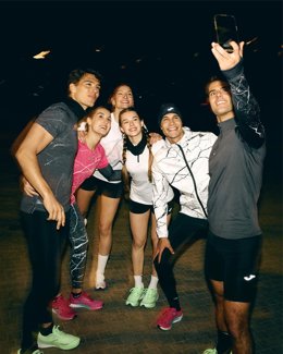 Joma presenta 'R-Night', tecnología y seguridad para las carreras nocturnas.