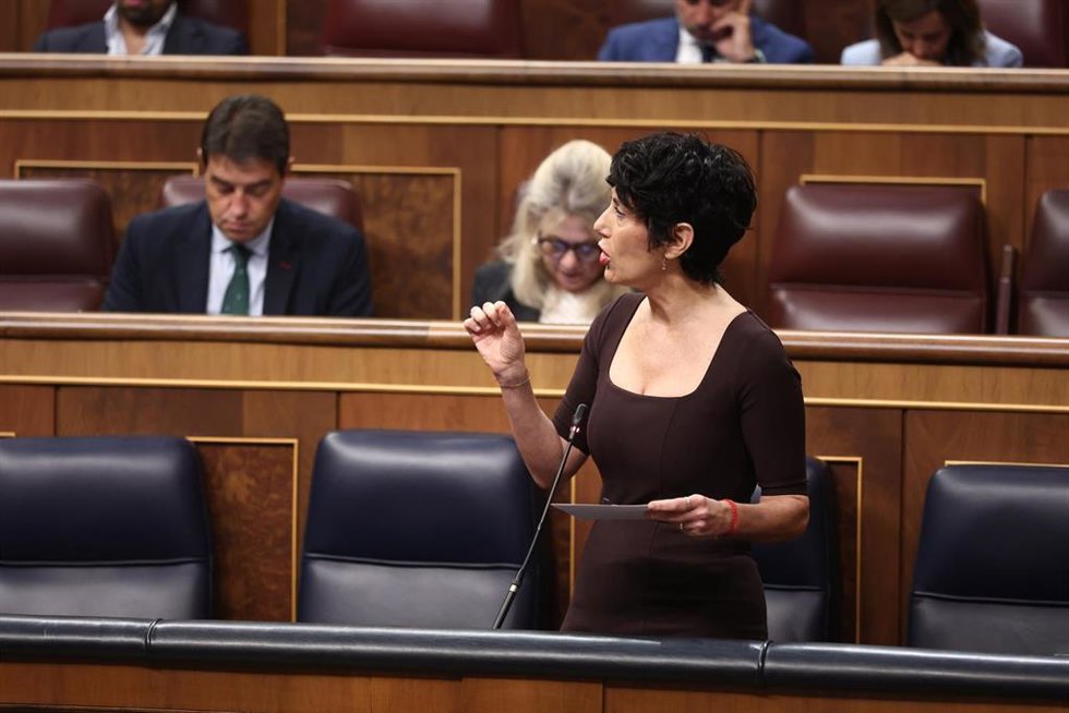 La ministra de Inclusión, Seguridad Social y Migraciones, Elma Saiz, interviene durante una sesión de control al Gobierno en el Congreso de los Diputados, a 17 de septiembre de 2025, en Madrid (España). 