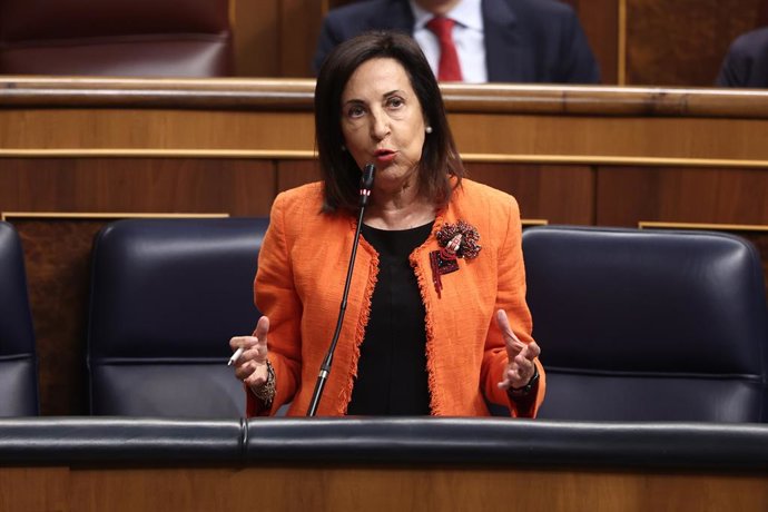 A Ministra da Defesa, Margarita Robles, fala durante uma sessão de controle do governo no Congresso dos Deputados, em 17 de setembro de 2025, em Madri (Espanha). O Presidente do Governo, Pedro Sánchez, responde hoje na sessão de controle do Congresso dos 