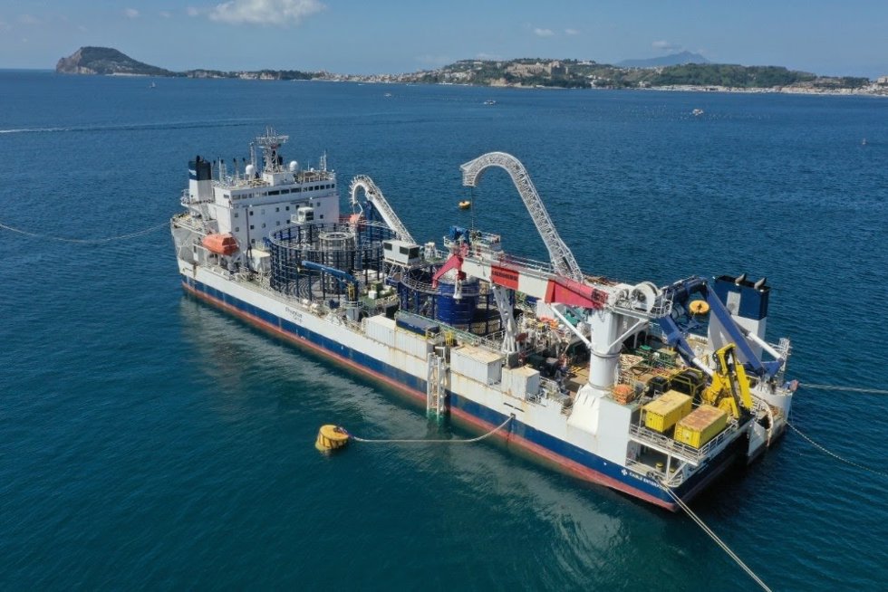 Trabajos de colocación del tendido del cable submarino que une Tenerife con La Gomera