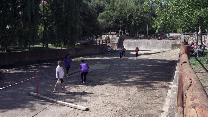 Archivo - Imagen de archivo de una partida de bolos serranos en Beas de Segura.