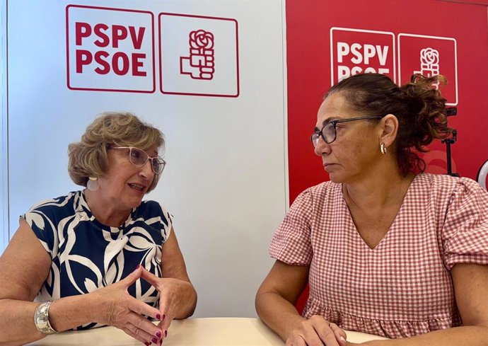La portavoz del PSPV en el Ayuntamiento de Alicante, Ana Barceló (i), y la edil socialista Trini Amorós (d)