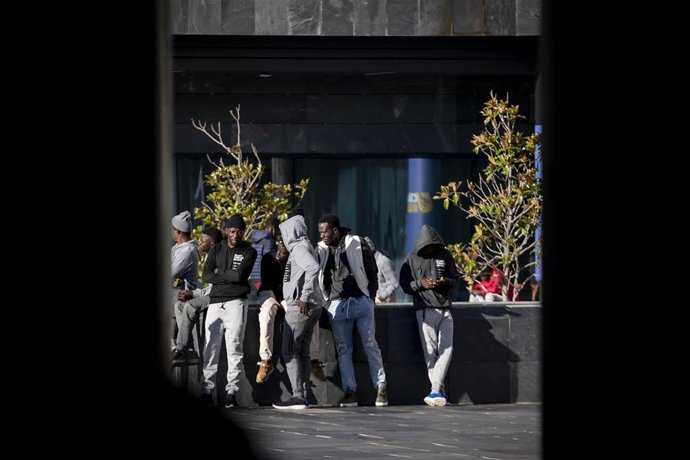 Archivo - Migrantes procedentes de Canarias en el Centro de Recepción, Atención y Derivación (CREADE) de Pozuelo de Alarcón, a 30 de octubre de 2023, en Pozuelo de Alarcón, Madrid (España). 150 migrantes procedentes de Canarias se encuentran en el Centro 