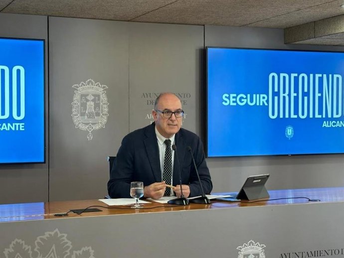 Archivo - El vicealcalde de Alicante, Manuel Villar, en una imagen de archivo