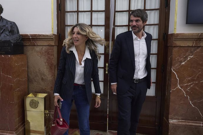 A segunda vice-presidente e ministra do Trabalho e Economia Social, Yolanda Díaz, e o ministro da Cultura, Ernest Urtasun, saindo de uma sessão plenária no Congresso dos Deputados, em 10 de setembro de 2025, em Madri (Espanha).