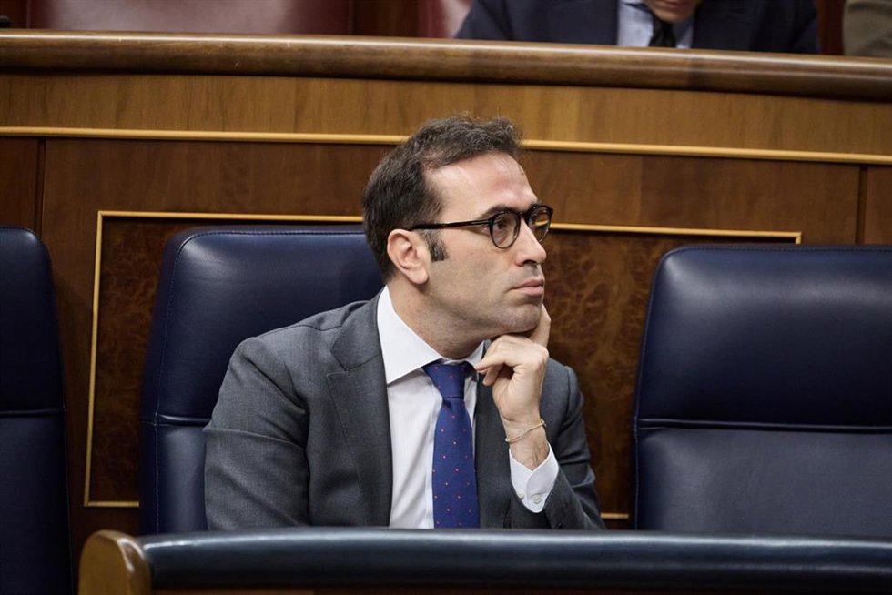 Archivo - El ministro de Economía, Carlos Cuerpo, durante un pleno en el Congreso de los Diputados, a 25 de junio de 2025, en Madrid (España).  