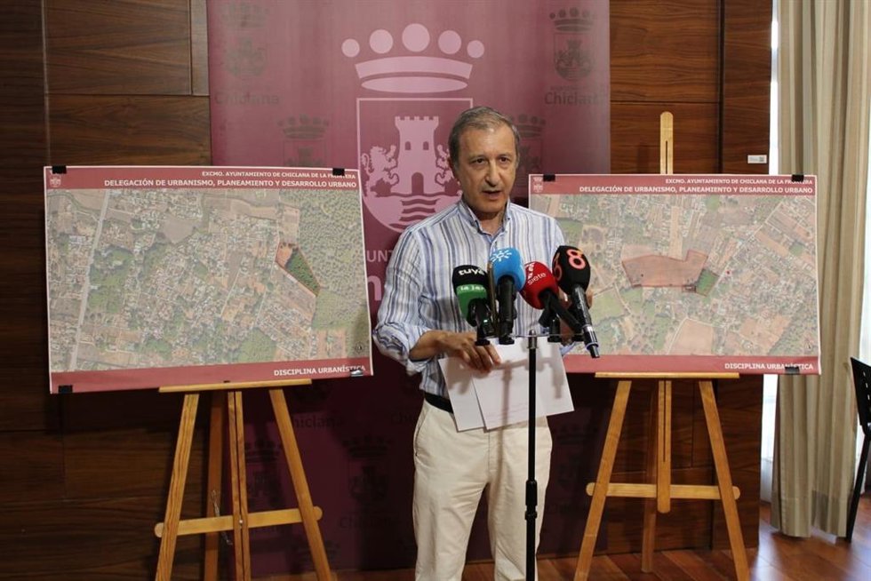 El delegado de Urbanismo del Ayuntamiento de Chiclana de la Frontera (Cádiz), Rodolfo Pérez, explica nuevas intervenciones contra parcelaciones ilegales