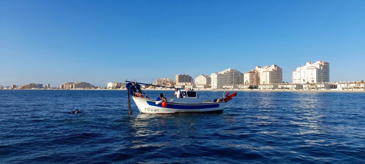 Retiran artes de pesca perdidas peligrosas para la biodiversidad frente a la Manga del Mar Menor