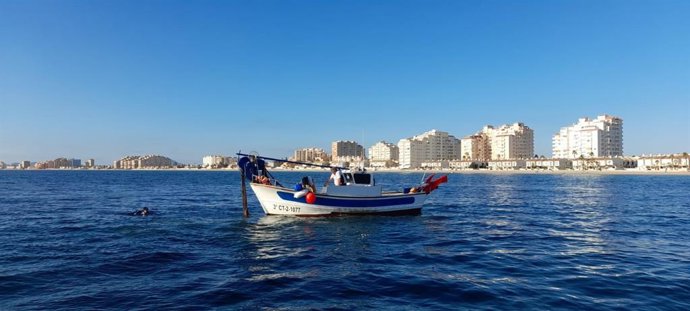 El Miteco, a través de la Dirección General de Biodiversidad, Bosques y Desertificación, en colaboración con el Gobierno regional y el sector pesquero, retira artes de pesca perdidas peligrosas para la biodiversidad frente a la Manga del Mar Menor