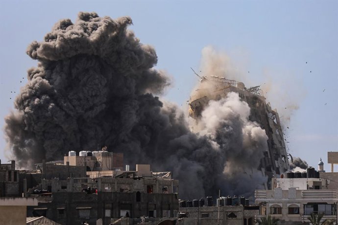 15 de setembro de 2025, Territórios Palestinos, Cidade de Gaza: A fumaça sobe da Torre Al-Ghafri, depois de ter sido atingida por um ataque aéreo israelense. Foto: Omar Ashtawy/APA Images via ZUMA Press Wire/dpa