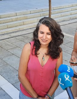 La portavoz de Unidas por Extremadura, Irene de Miguel, en declaraciones a los medios