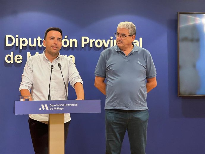 El diputado provincial José Santaolalla junto al presidente del Consejo Regulador de la DOP Aloreña de Málaga, Juan Miguel Gómez