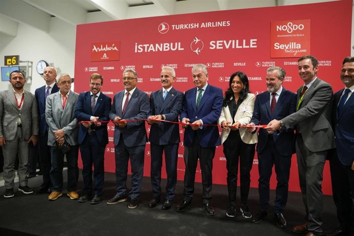 Foto de familia tras la llegada a Sevilla del primer vuelo directo de Turkish Airlines procedente de Estambul.