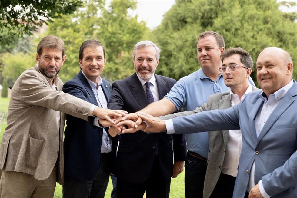 El presidente  de Aragón, Jorge Azcón, junto a los dirigentes de las organizaciones agrarias: de izquierda a derecha, Enrique Arceiz (UPA), Ramón Solanilla (Asaja), José María Alcubierre (UAGA), Federico Lorente (Asaja) y José Víctor Nogués (Cooperativa