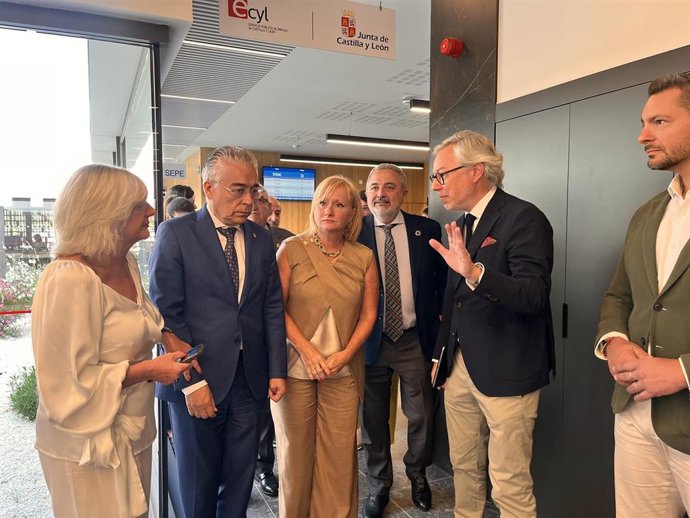 La consejera Leticia García, en el centro de la foto, en un momento de la visita a las nuevas instalaciones.