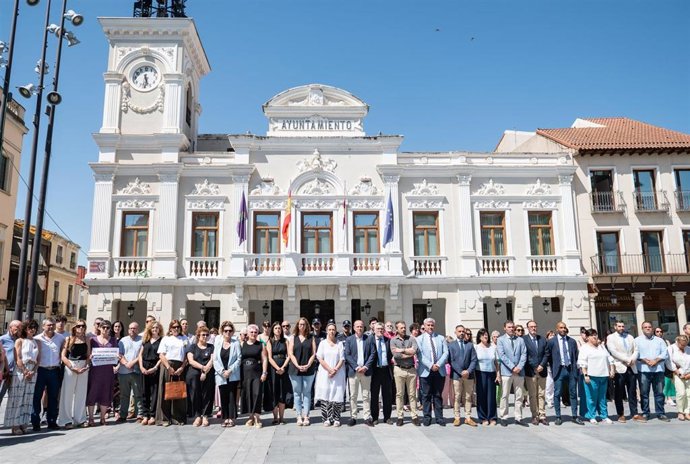 Archivo - Minuto de silencio en señal de repulsa por el asesinato de Ramy Virginia Taccarelli, vecina de Iriépal, en un posible caso de violencia de género, en Guadalajara.