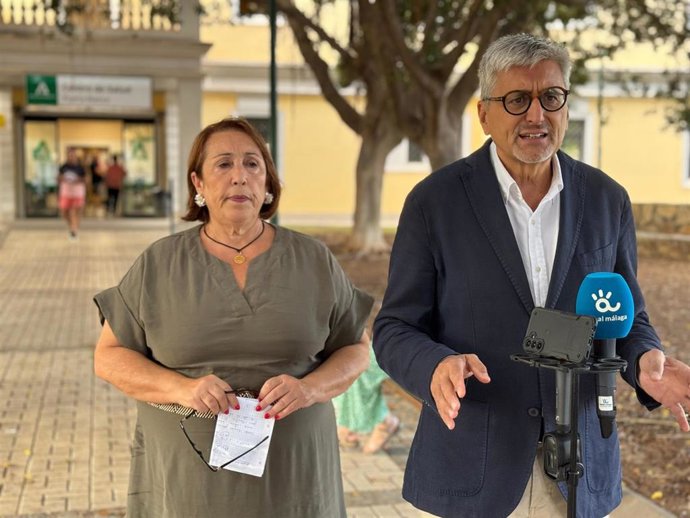 El secretario general del PSOE en la provincia Málaga y parlamentario andaluz, Josele Aguilar, con la la secretaria de Salud del PSOE malagueño, Carmen Martín.