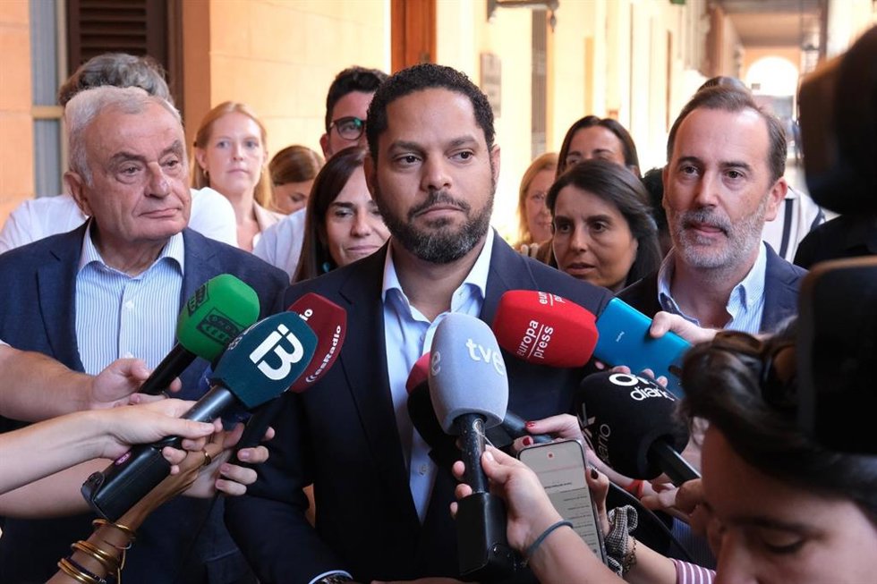El secretario general de Vox, Ignacio Garriga, atiende a los medios.