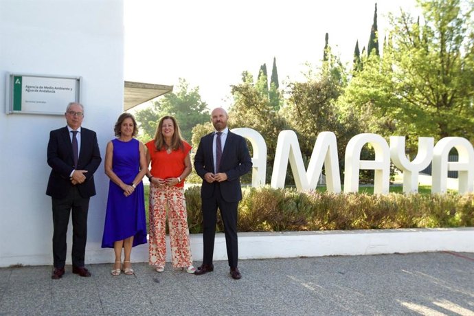 La consejera de Desarrollo Educativo y Formación Profesional, María del Carmen Castillo, ha firmado un convenio de colaboración Amaya, rubricado por la consejera de Sostenibilidad y Medio Ambiente, Catalina García.