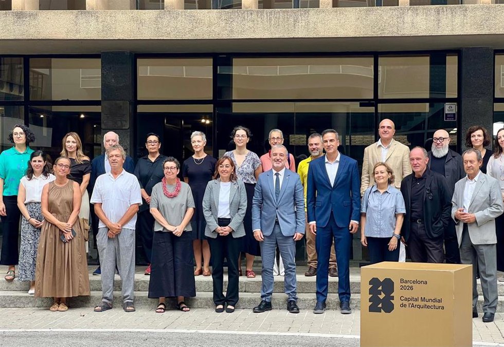 El alcalde de Barcelona, Jaume Collboni, la consellera de Territori de la Generalitat, Sílvia Paneque; el secretario general de Agenda Urbana, Iñaqui Carnicero, y la arquitecta jefa de Barcelona, Maria Buhigas.