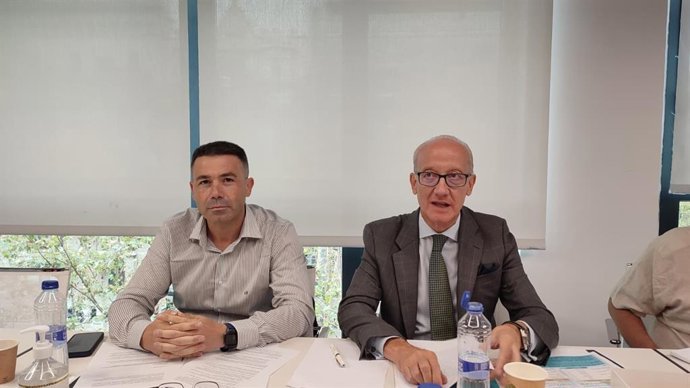 El secretario de organización del Sindicato Libre de Trabajadores (SLT), José María Cazallas, y el presidente de Unauto VTC, José Manuel Berzal.