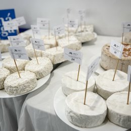 El queso premiado como el mejor queso de cabra de la provincia de Málaga en 2024.