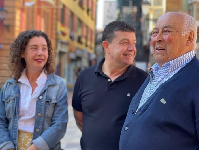 Los portavoces vecinales Emilio Pérez y Paulino Álvarez junto a la concejal de IU en el Ayuntamiento de Oviedo, Cristina Pontón.