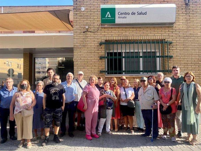 La parlamentaria socialista Verónica Pérez, junto a la concejala socialista Natalia Buzón, a las puertas del centro de salud de Cerro Amate.