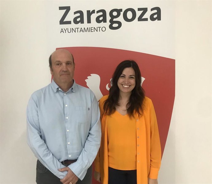 El veterinario experto en control de plagas del Instituto Municipal de Salud Pública del Ayuntamiento de Zaragoza, Emilio Martínez y la consejera municipal de Movilidad y Medio Ambiente, Tatiana Gaudes