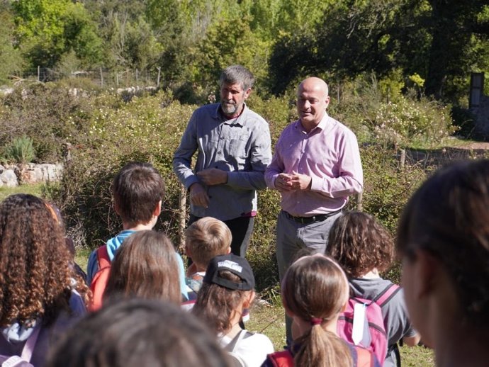 Archivo - El director de la Tramuntana, Toni Solivellas, en una excursión escolar en la Sierra.