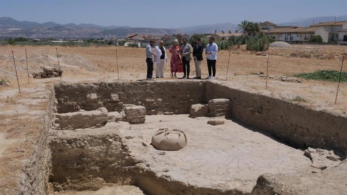 La consejera de Cultura y Deporte, Patricia del Pozo, en una visita al yacimiento de Gabia, en Las Gabias (Granada).
