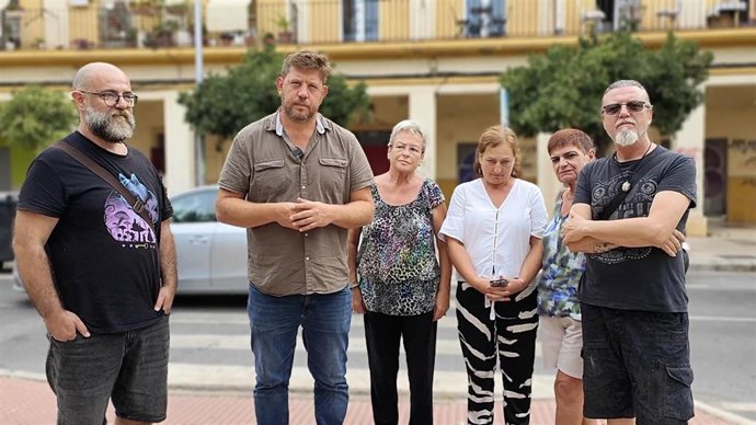 El portavoz municipal de Con Málaga, Nicolás Sguiglia, con representantes de la asociación Dignificarte y de Proyecto Carranque, entre otros.