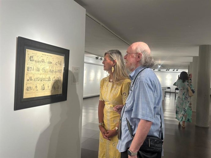 La concejala de Educación y Cultura de Valladolid, Irene Carvajal, junto al hijo predilecto de la ciudad y comisario de la exposición, Joaquín Díaz, en la exposición 'Versos para vender'.