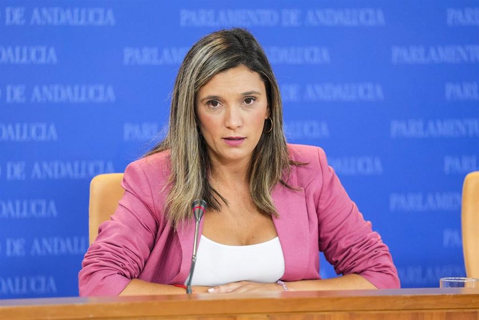 La portavoz del Grupo Parlamentario Socialista, María Márquez, durante la ronda de ruedas de prensa de portavoces de los grupos parlamentarios en el Parlamento de Andalucía, a 17 de septiembre de 2025 en Sevilla (Andalucía, España). Los portavoces de lo