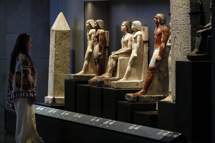 Archivo - Una turista visita el Gran Museo Egipcio en Giza, Egipto (archivo)