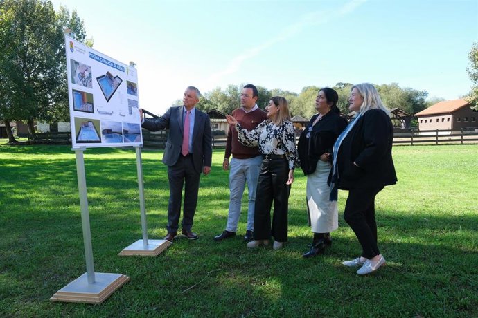 Archivo - La presidenta de Cantabria, en un encuentro con el alcalde de Ruente, la alcaldesa de Cabuérniga,  la de Los Tojos y el alcalde de Mazcuerras
