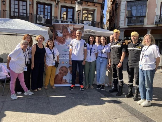 Visita a la mesa instalada por la Unidad Autonómica de Coordinación de Trasplantes de Castilla-La Mancha en la plaza de Zocodover, Toledo.