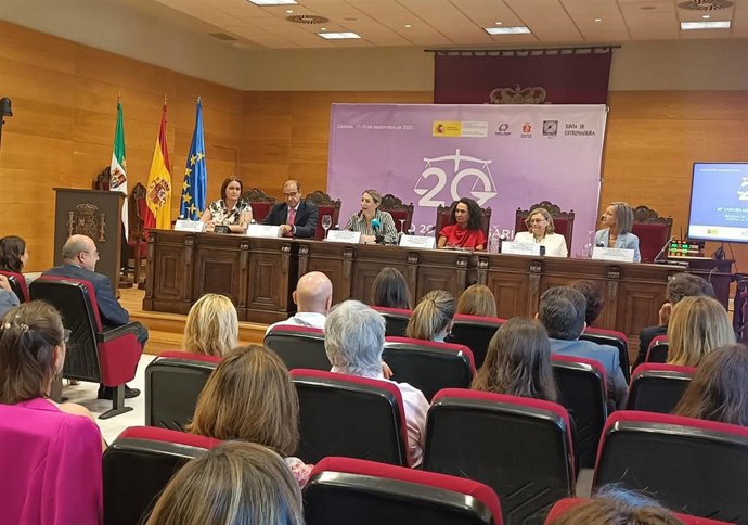 La presidenta de la Junta de Extremadura, María Guardiola, inaugura unas jornadas en el TSJEx sobre violencia de género