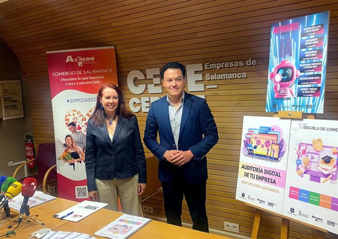 La presidenta de la Asociación de Comercio ASECOV, Soledad Gómez, junto al concejal de Comercio del Ayuntamiento de Salamanca, Pedro Martínez.