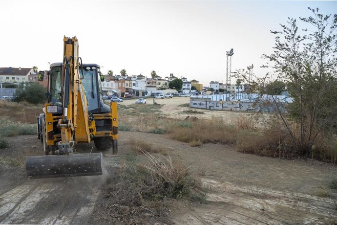 Inicio de los trabajos del aparcamiento junto al complejo deportivo Francisco León.