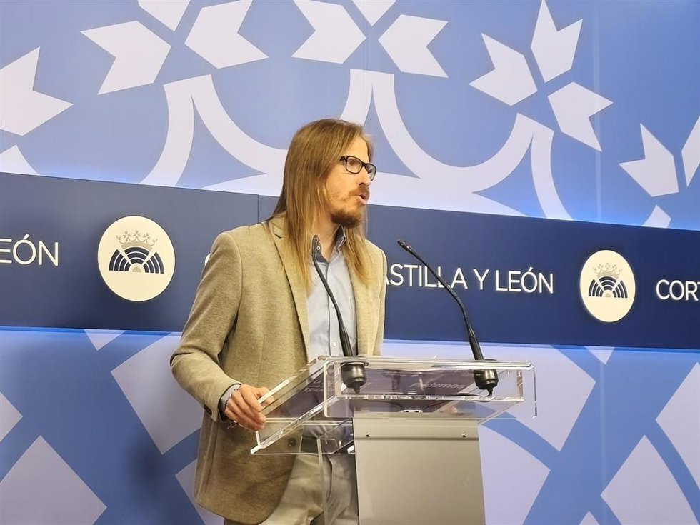 El secretario de Organización y coportavoz de Podemos, Pablo Fernández, en una rueda de prensa como procurador en las Cortes de Castilla y León.