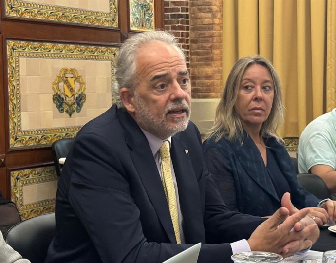 El rector de la UAB, Javier Lafuente, y la secretaria general, Esther Zapater, en el encuentro con periodistas
