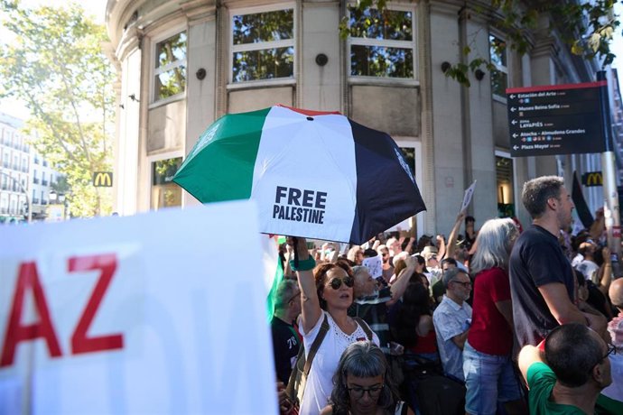 Varias personas se manifiestan a favor Palestina en Atocha, el día de la etapa 21 de la Vuelta Ciclista a España
