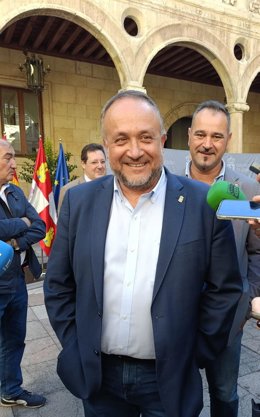 El presidente de la Diputación de León, Gerardo Álvarez Courel, en el Palacio de los Guzmanes, sede de la institución provincial.